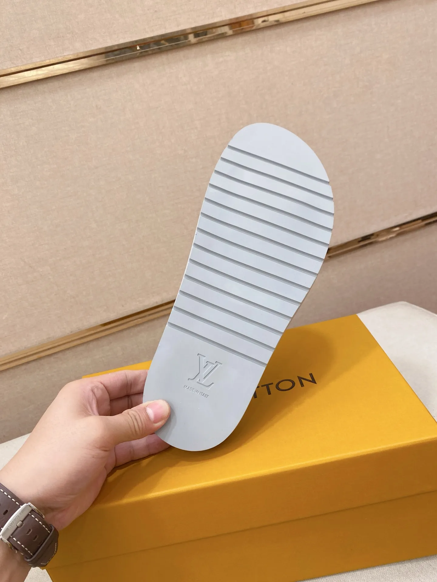 Men's shoes💰: 320💰Made by LV🔍Top purchasing agent, men's spring and summer slippers are available at the same counter. The uppers are made of cowhide imported from Italy, with logo graphics and high-quality craftsmanship. Soles: original soles specially provided by the original factory. Exclusive molded soles are super comfortable. Original goods with single order, 🔍🔍high quality, you can enter and exit the counter at will. Welcome to compare, code number 38-44.